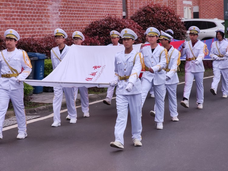 德育之窗|驛路梨花處處開，雷鋒精神代代傳 